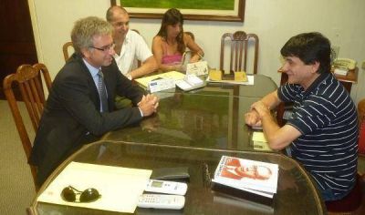 Armend�riz se reuni� con el intendente de Roque P�rez Juan Carlos Gasparini