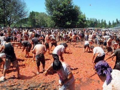 Centenares de chileno disfrutaron de la versi�n local de la Tomatina