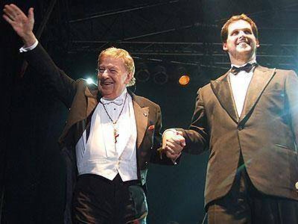 Mariano Mores brind� un recital gratuito en Monte Grande