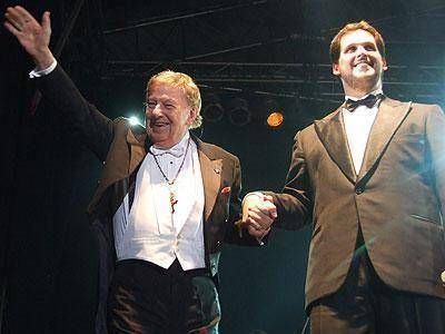 Mariano Mores brind� un recital gratuito en Monte Grande