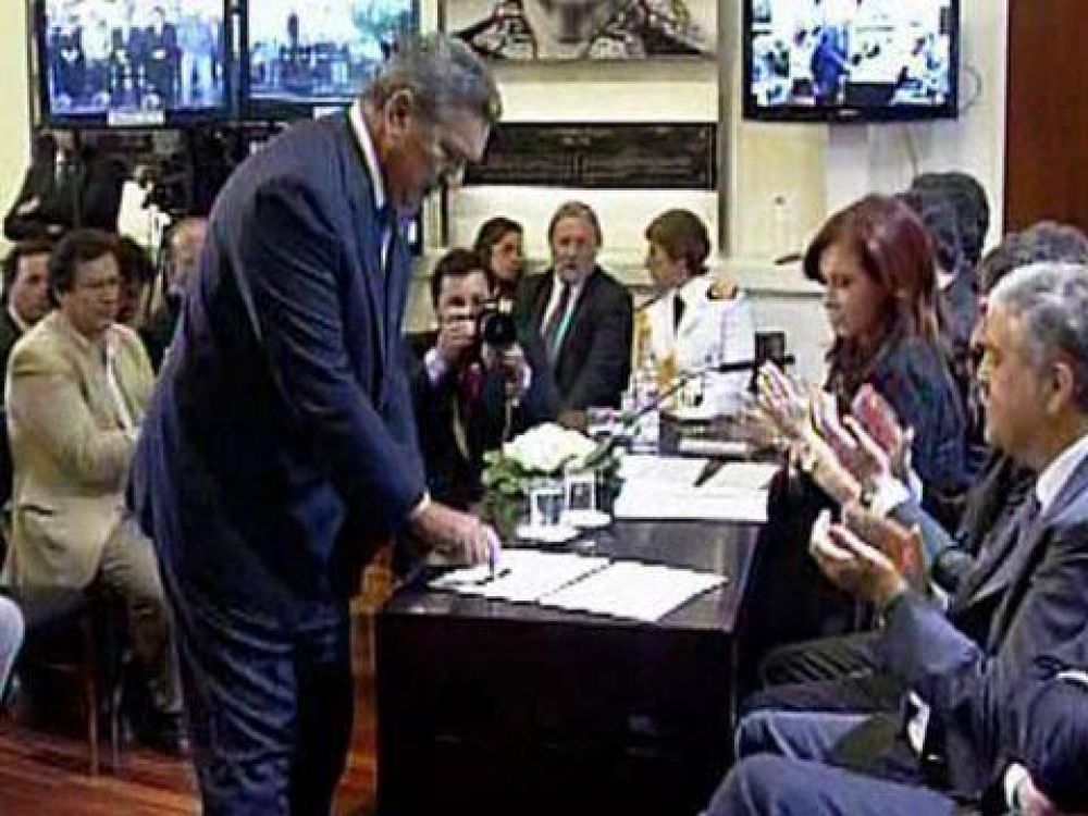Slezack firm� el contrato junto a la presidenta en Casa Rosada