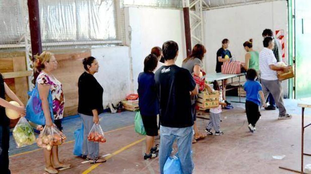 El mercado popular redobl� su stock de frutas y verduras 	