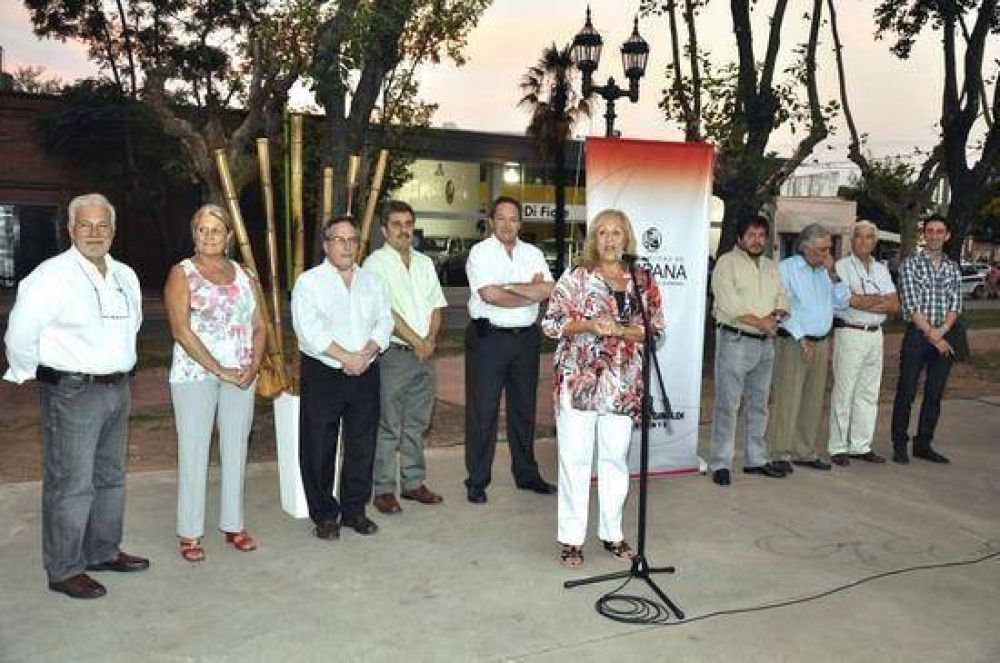 La Intendente Giroldi particip� junto a los vecinos de la inauguraci�n de luminarias en la Plaza Italia