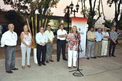 La Intendente Giroldi particip� junto a los vecinos de la inauguraci�n de luminarias en la Plaza Italia