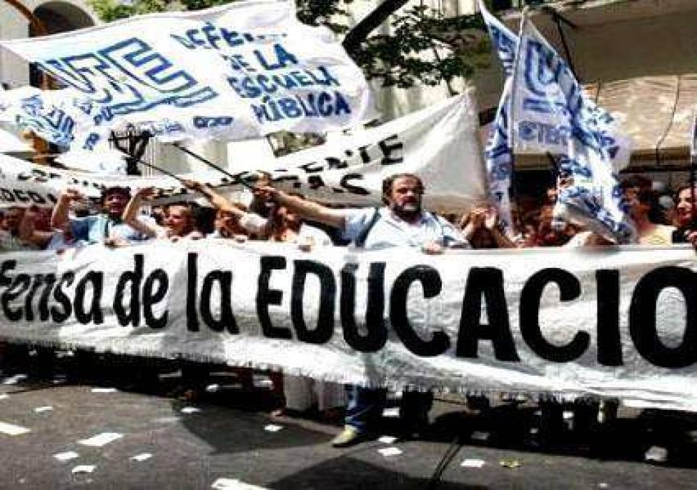 Docentes:rechazaron oferta de sueldo m�nimo de 2.700 pesos