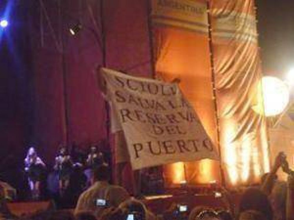 Ambientalistas irrumpieron en el recital de Julio Iglesias