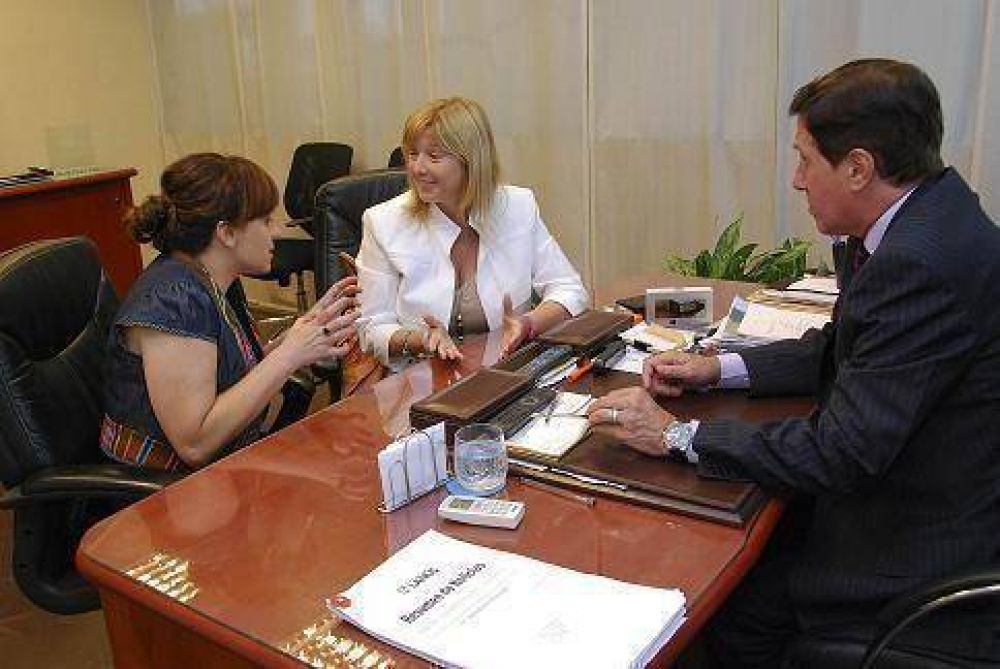 El INTENDENTE DAR�O D�AZ P�REZ RECIBI� A LA MINISTRA CRISTINA �LVAREZ RODR�GUEZ