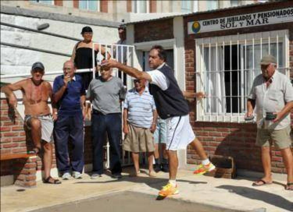 Scioli salud� a polic�as y jubilados en Mar del Plata