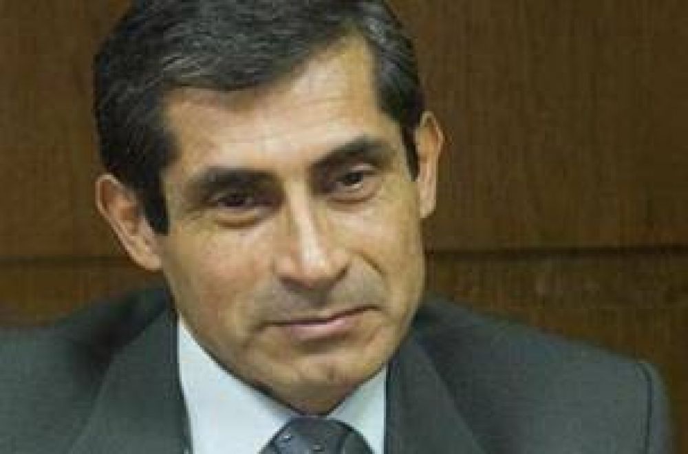 Aredes estudia aumento para el sector docente