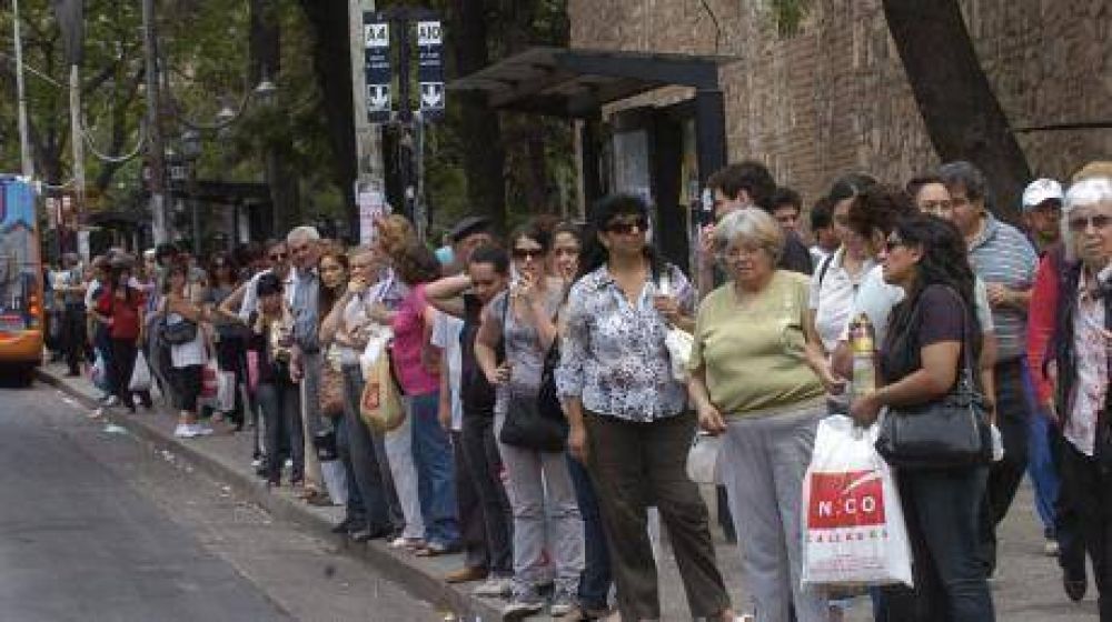 Bronca y resignaci�n por el boleto m�s caro