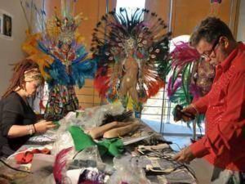 Presentaron los trajes centrales del Carnaval de R�o en San Luis