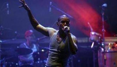 Preparan la playa para el escenario de Calle 13