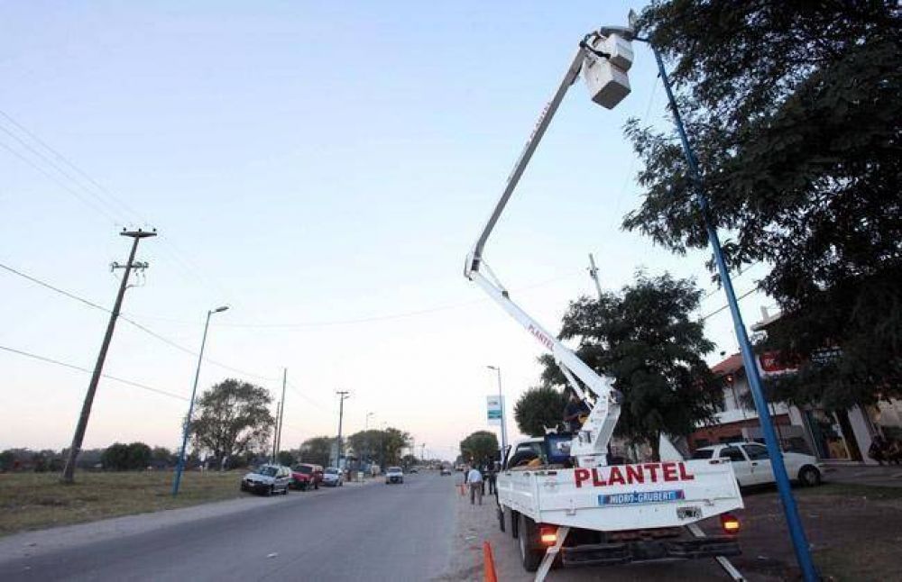 Instalaron columnas de alumbrado en los barrios Pueyrredon y Las Heras