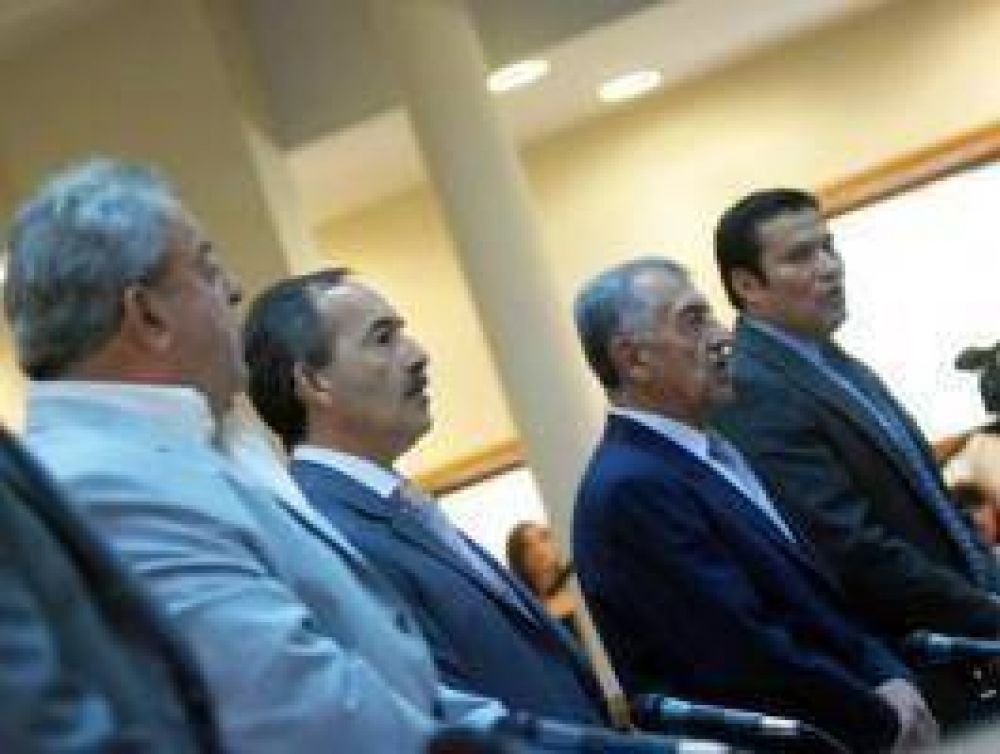 La oposici�n, con mirada cr�tica y expectante