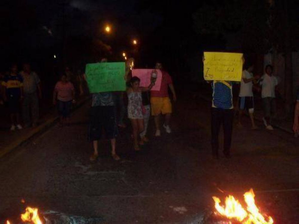 Piquete frente a la casa del ex gobernador Brizuela del Moral
