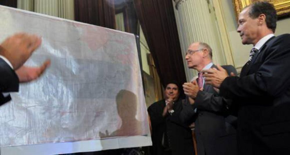 Lleg� a la Argentina la bandera de Belgrano y ser� trasladada a Rosario el 27 de febrero