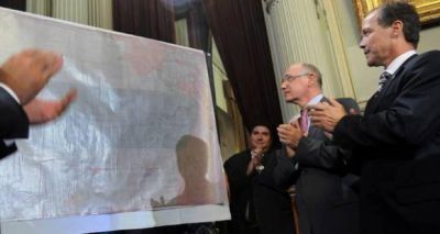 Lleg� a la Argentina la bandera de Belgrano y ser� trasladada a Rosario el 27 de febrero