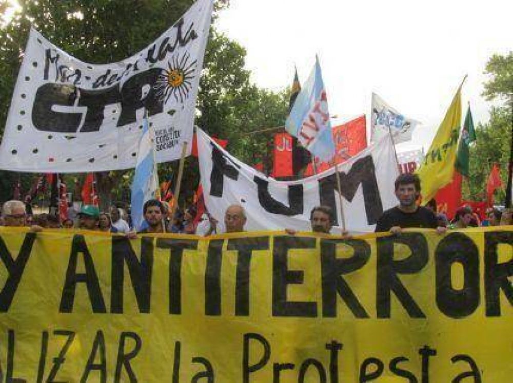M�s de quinientas personas en la calle repudiaron la ley antiterrorista