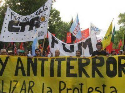 M�s de quinientas personas en la calle repudiaron la ley antiterrorista