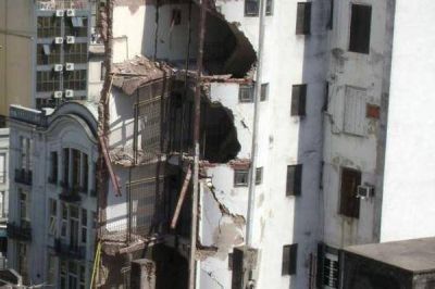 Otro edificio con peligro de derrumbe en Bartolom� Mitre