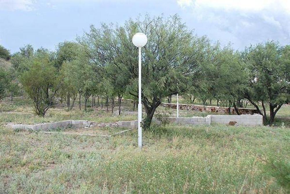 Plaza del Cerro: el gobernador y los vecinos acordaron trabajar en conjunto para ponerla en valor