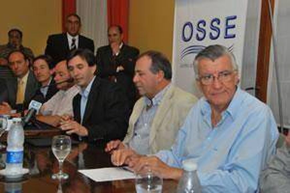  Firmaron convenios: Cuatro municipios realizar�n obras de agua y cloacas