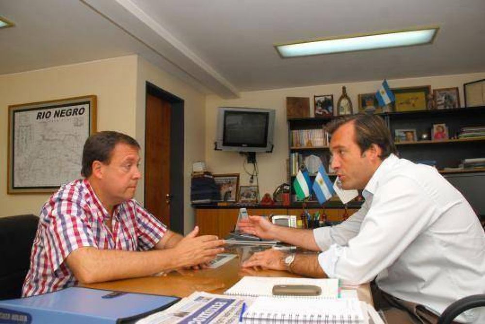 El Gobernador Weretilnek visit� el municipio de General Roca 