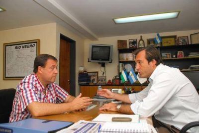 El Gobernador Weretilnek visit� el municipio de General Roca 