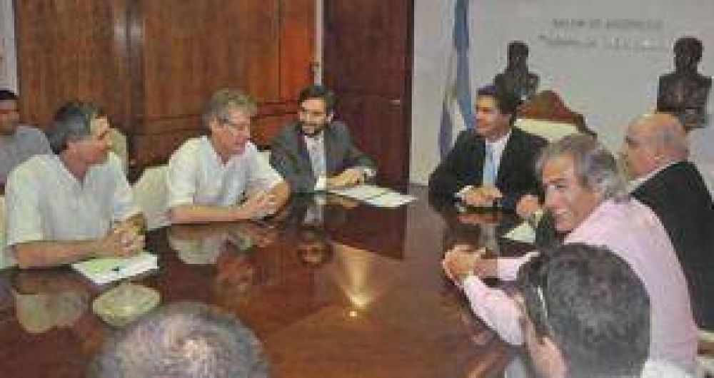 Se firm� un convenio para reactivar el Frigor�fico Toba
