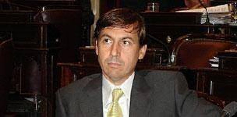 Mayans y Naidenoff pidieron pesos por los pasajes a�reos que tienen