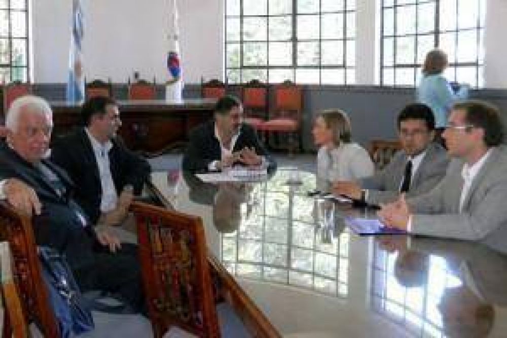El Intendente Ra�l Jorge recibi� a directivos del Banco Santiago del Estero