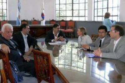 El Intendente Ra�l Jorge recibi� a directivos del Banco Santiago del Estero