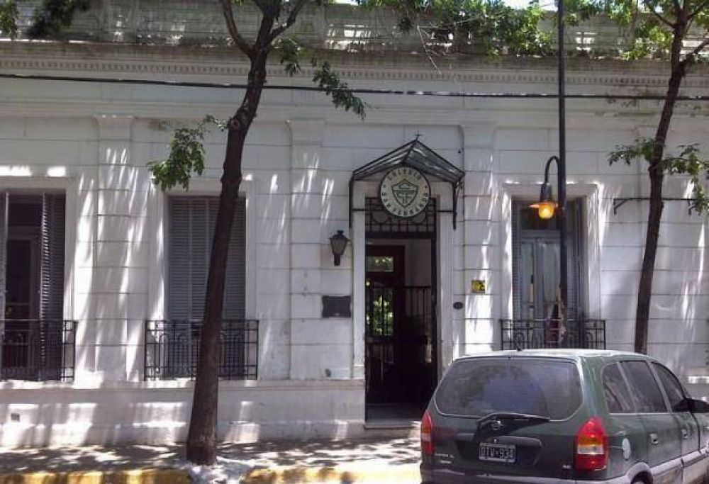 Compr� la escuela de su infancia para evitar que cierre por quiebra