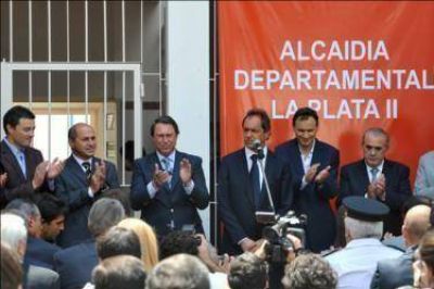 �No habr� m�s detenidos en comisar�as de la regi�n�, dijo Scioli