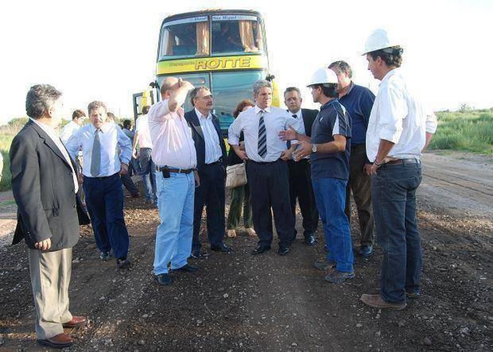 El Gobernador visit� la obra de pavimentaci�n de la Ruta Provincial N� 2
