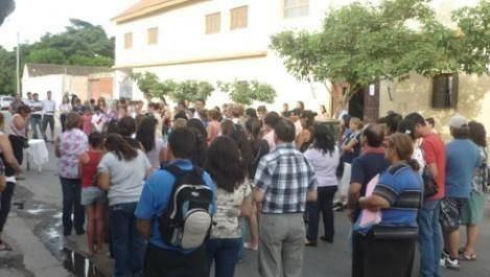 Padres y docentes se manifestaron frente al Colegio Guadalupe