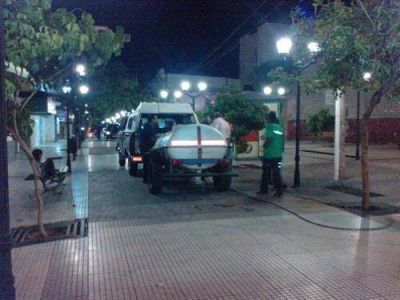 Trabajos de limpieza y mantenimiento en la peatonal Rivadavia