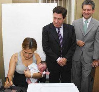 DNI digital Cero A�o en el hospital Evita del municipio de Lan�s