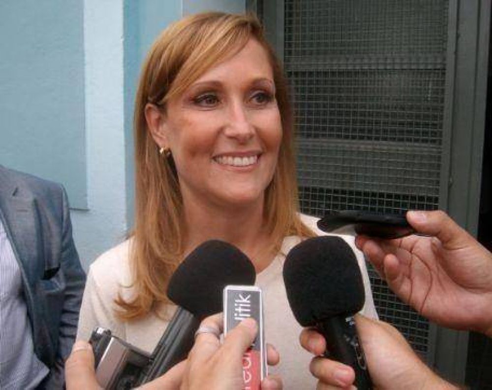 Silvina Gvirtz visit� Berisso: �Hay una nueva meta, que es garantizar 190 d�as de clases�