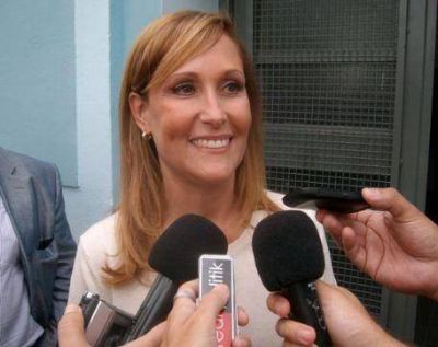Silvina Gvirtz visit� Berisso: �Hay una nueva meta, que es garantizar 190 d�as de clases�
