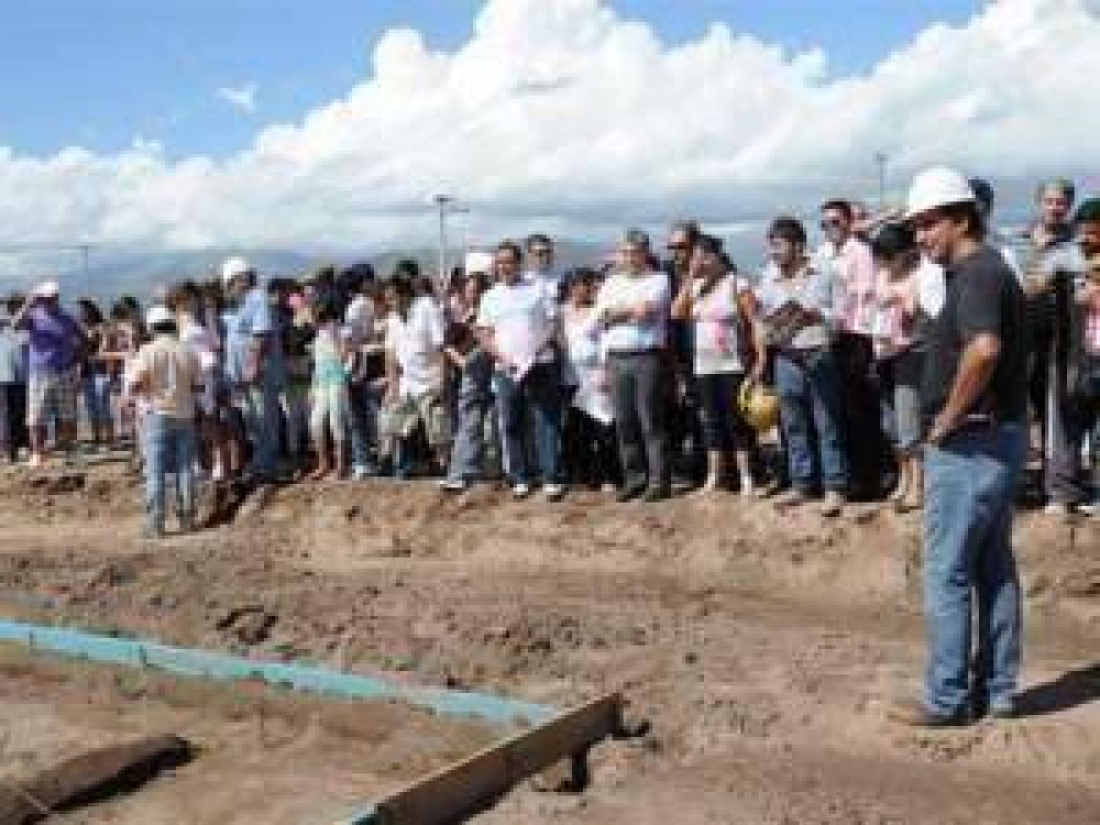 Viviendas: Poggi control� la obra con los preadjudicatarios
