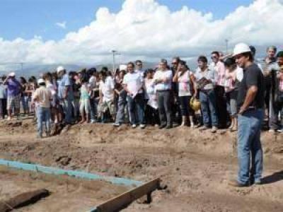 Viviendas: Poggi control� la obra con los preadjudicatarios