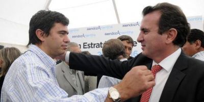 A dos meses de asumir el brete de Paco es c�mo huir de la megaminer�a sin ofender a Cristina