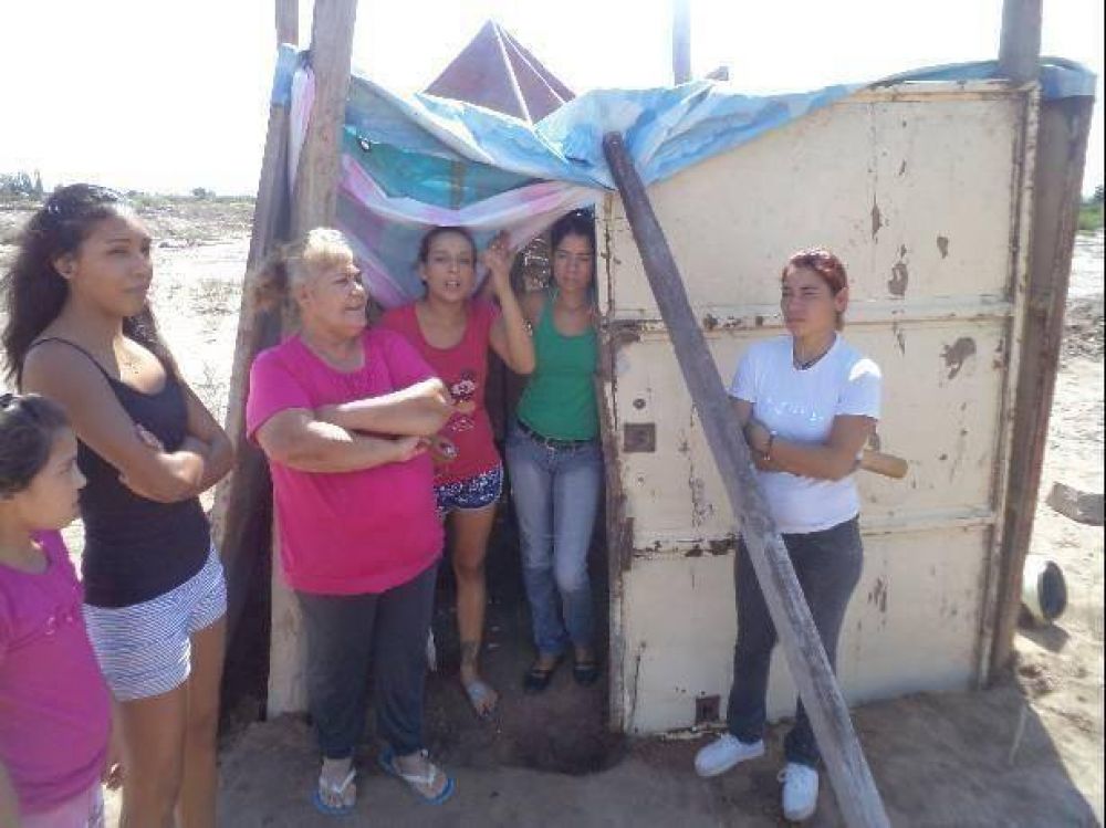 Tras el megaanuncio de Paco P�rez, 16 familias ocuparon un terreno en Palmira para tener su casa