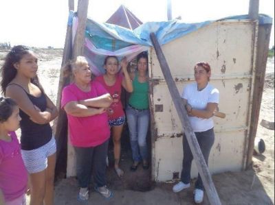 Tras el megaanuncio de Paco P�rez, 16 familias ocuparon un terreno en Palmira para tener su casa