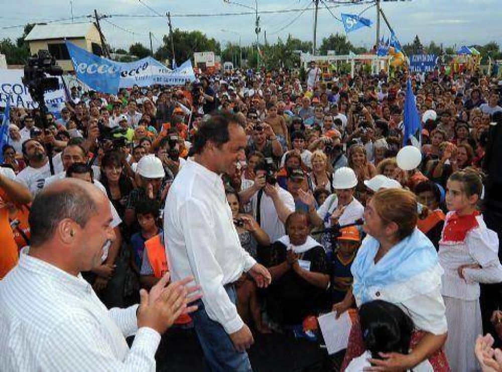 Scioli en jornada de trabajo con obras y aportes para Ensenada