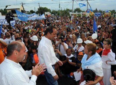Scioli en jornada de trabajo con obras y aportes para Ensenada