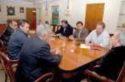 Peralta recibi� a la Federaci�n Econ�mica de Santa Cruz y C�mara de Comercio de R�o Gallegos