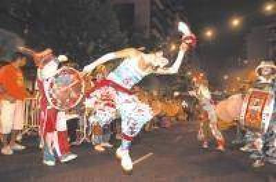 Fiebre de s�bado por la noche, pero en una murga de barrio