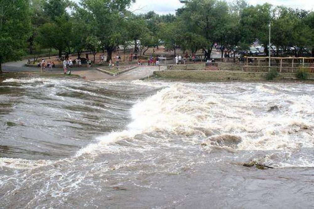 Las intensas lluvias provocaron una fuerte crecida del r�o San Antonio